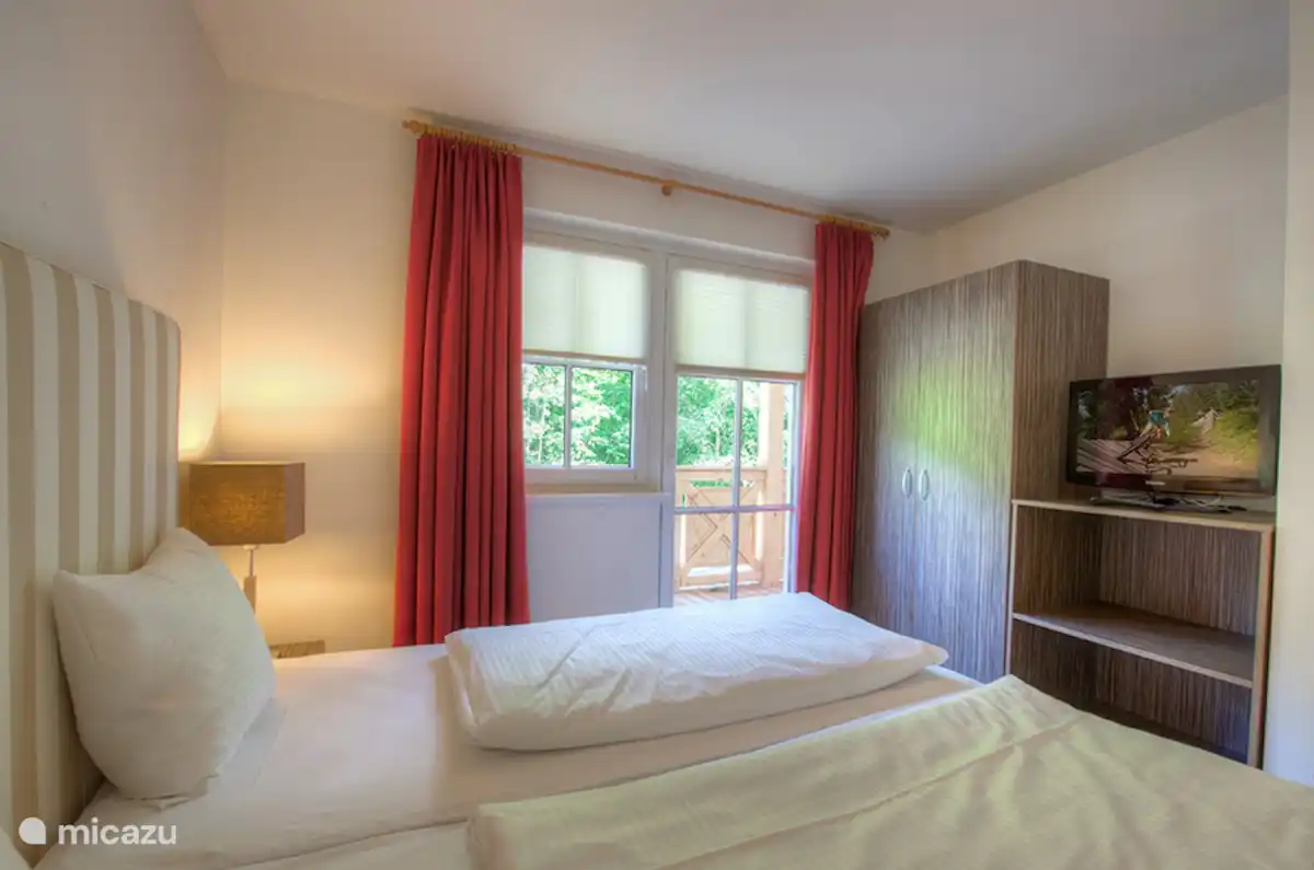 Iedere slaapkamer is direct naast een badkamer en heeft een balkon.