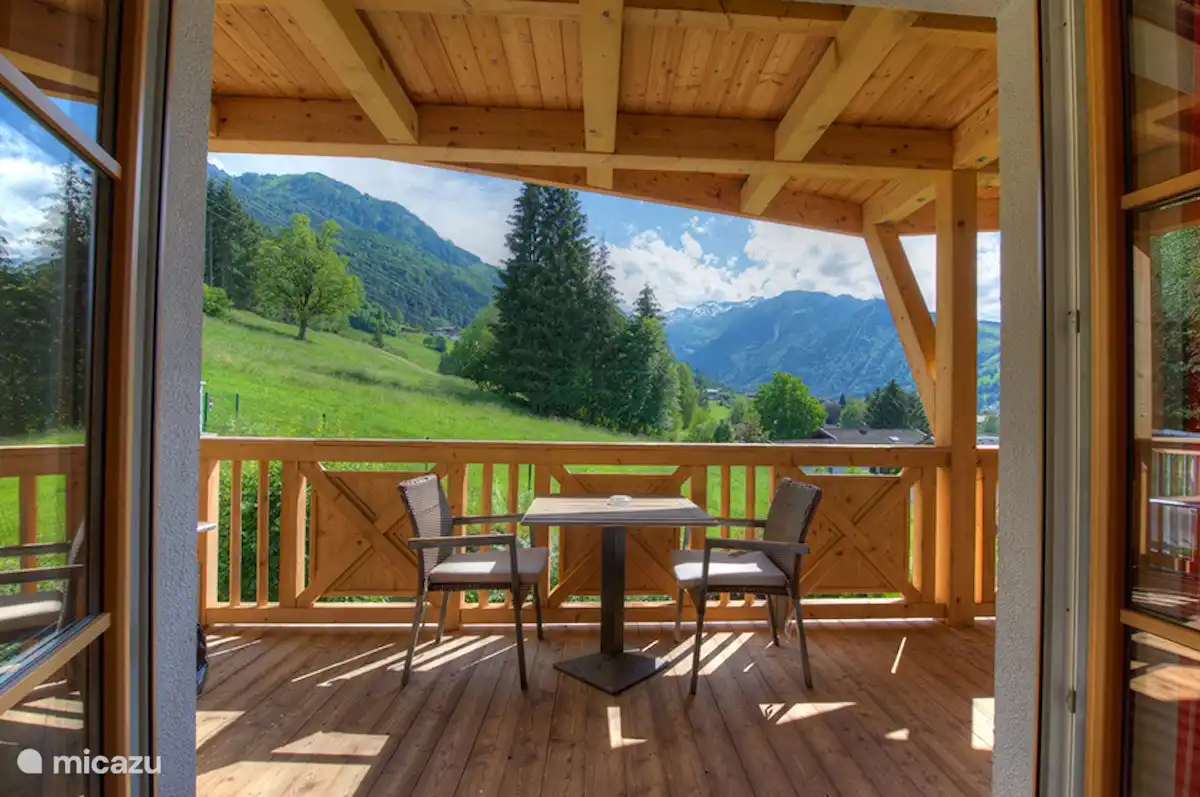 Vanaf de woonkamer heeft u direct toegang tot het balkon vanaf waar u een schitterend uitzicht heeft over het dorp, de gletsjer Kitzsteinhorn en de omliggende bergen.