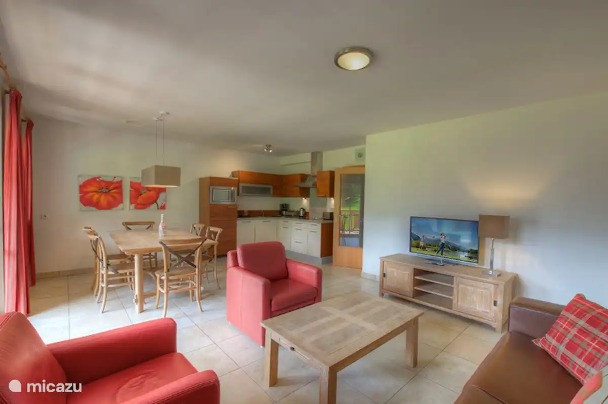 De living is verdeeld in een luxueuze & complete open keuken, ruime zithoek en een woonkamer waar u heerlijk bij kunt komen, na het genieten van het buitenleven. Het appartement heeft gratis WiFi en een groot flatscreen tv met zeer veel TV zenders.