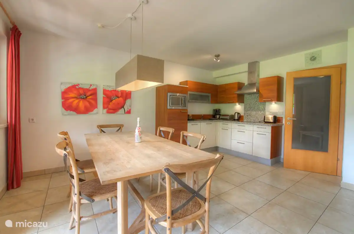 De living is verdeeld in een luxueuze & complete open keuken, ruime zithoek en een woonkamer waar u heerlijk bij kunt komen, na het genieten van het buitenleven. Het appartement heeft gratis WiFi en een groot flatscreen tv met zeer veel TV zenders.