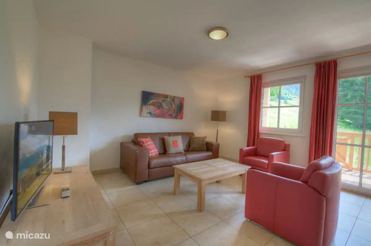 De living is verdeeld in een luxueuze & complete open keuken, ruime zithoek en een woonkamer waar u heerlijk bij kunt komen, na het genieten van het buitenleven. Het appartement heeft gratis WiFi en een groot flatscreen tv met zeer veel TV zenders.