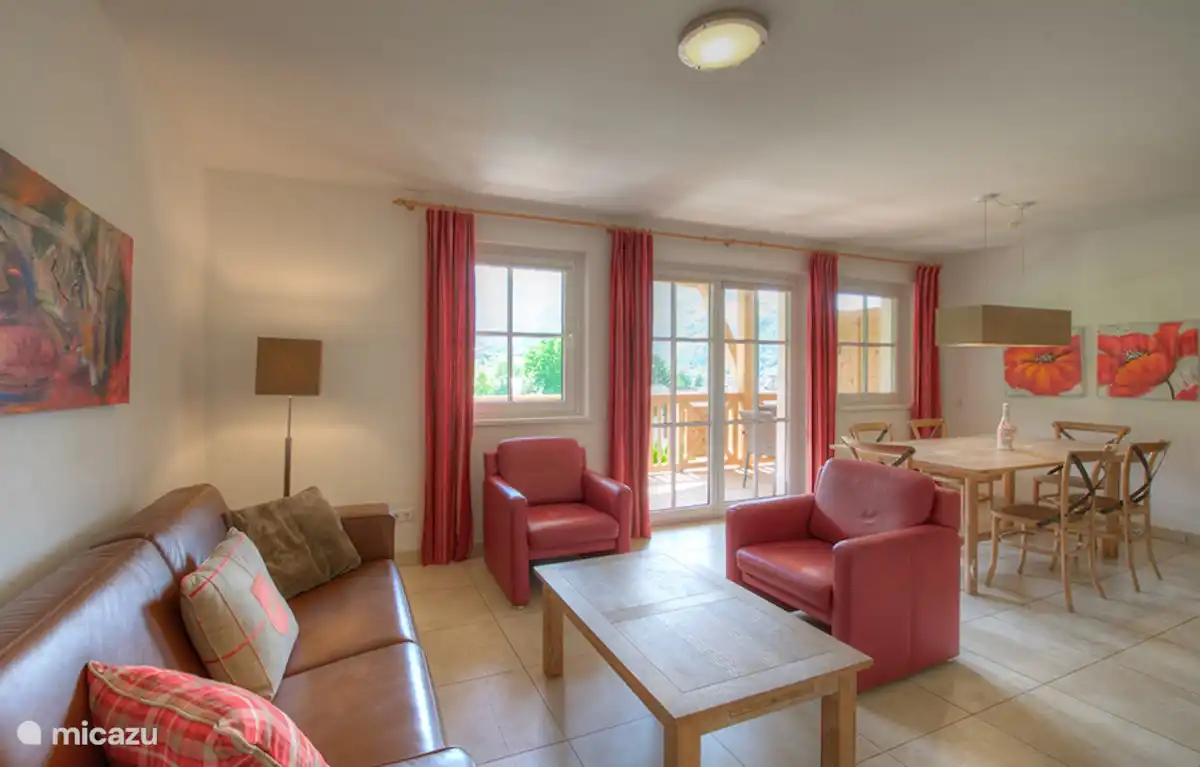 De living is verdeeld in een luxueuze & complete open keuken, ruime zithoek en een woonkamer waar u heerlijk bij kunt komen, na het genieten van het buitenleven. Het appartement heeft gratis WiFi en een groot flatscreen tv met zeer veel TV zenders.