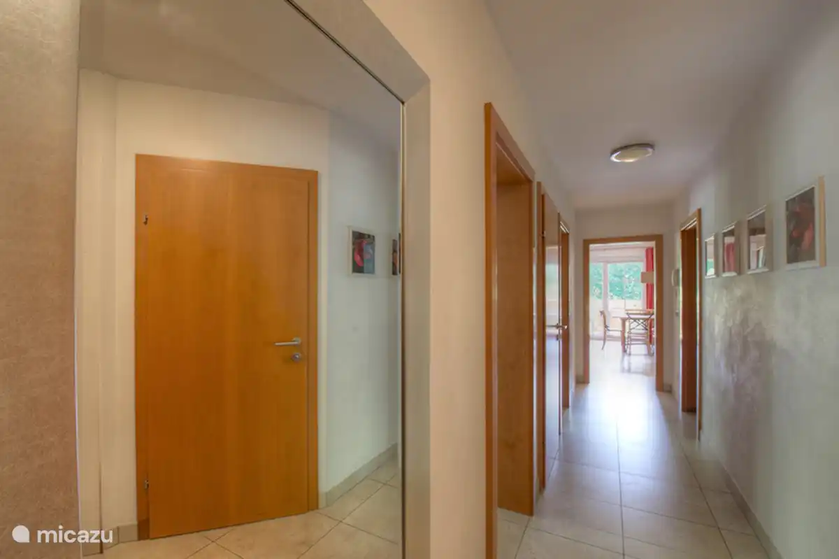 Appartement Top4 in Huis B is een luxe design appartement met twee ruime slaapkamers, twee badkamers en een ruime living voorzien van een slaapbank. Het appartement is zeer licht door de vele ramen en is modern ingericht met een warme kleurstelling.
