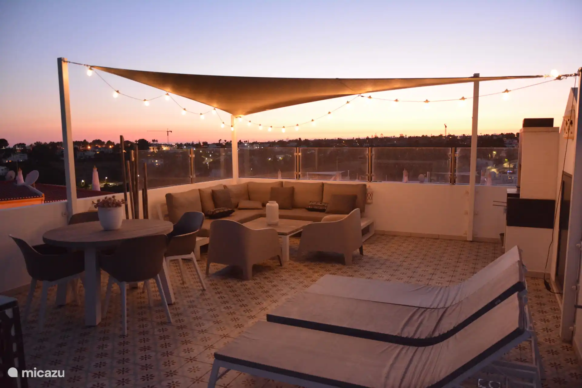 dakterras voor briljante zonsondergang en borrels