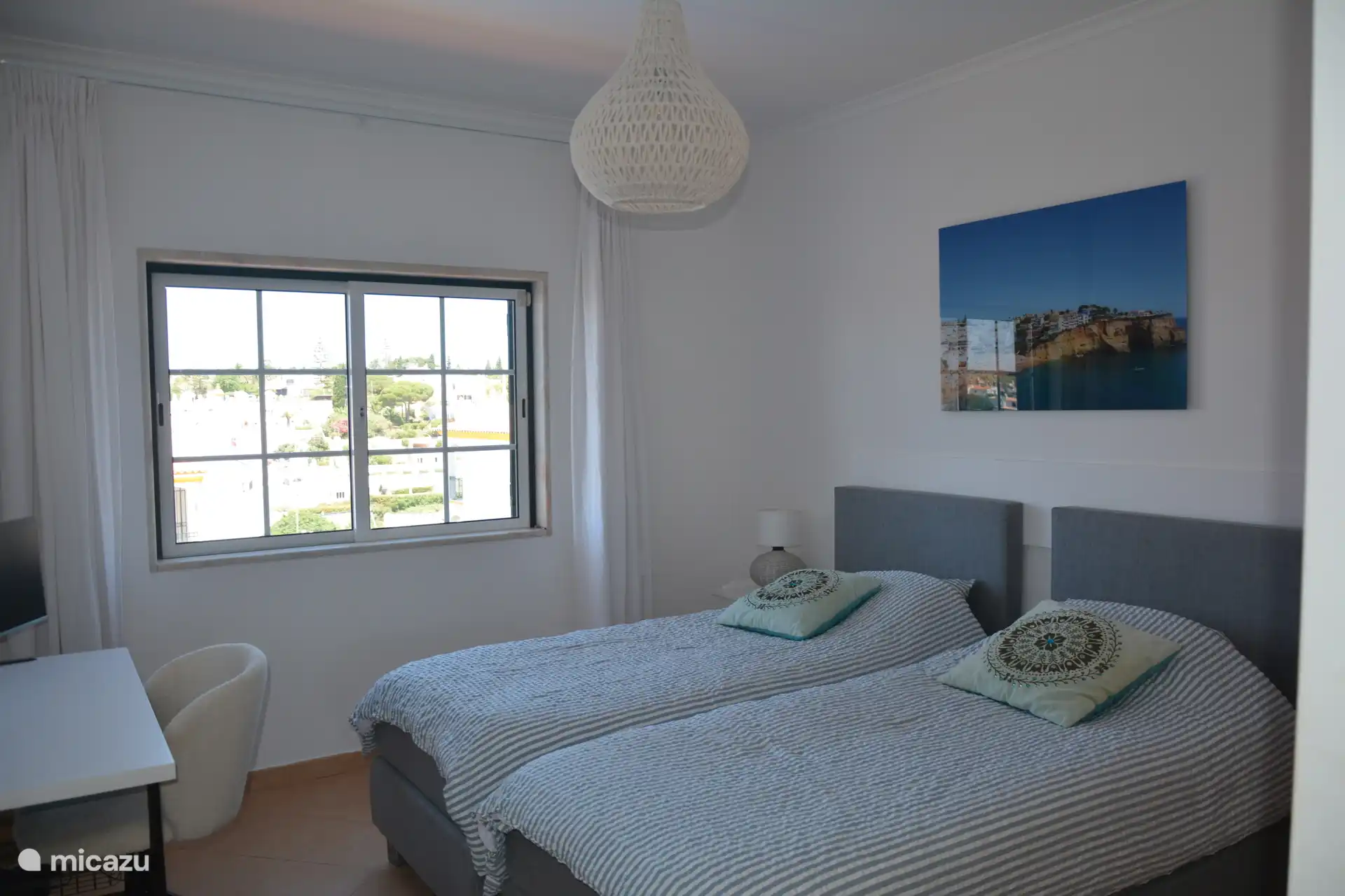 tweede slaapkamer met boxspring bedden