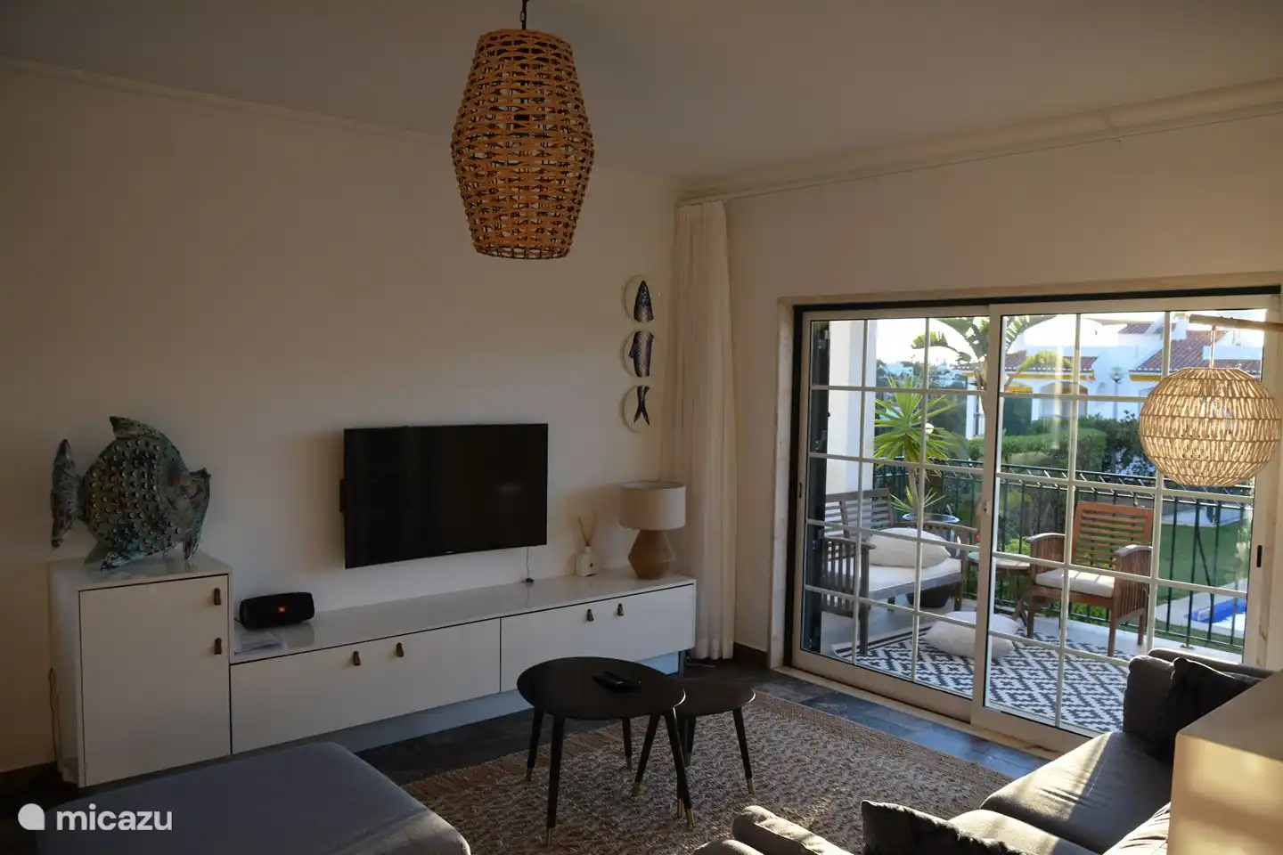 Woonkamer met riante tv setting en alle relevante kanalen en zelfs films!