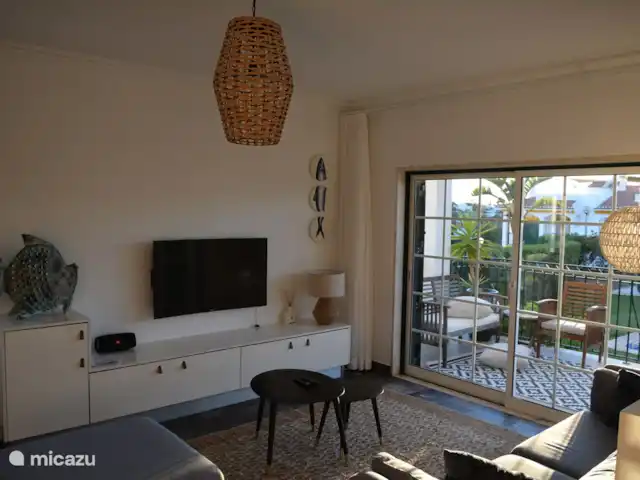 Casa Peixe Dourado en Portugal, Algarve, Carvoeiro - casa vacacional Sala de estar con una amplia configuración de TV y todos los canales relevantes e incluso películas.