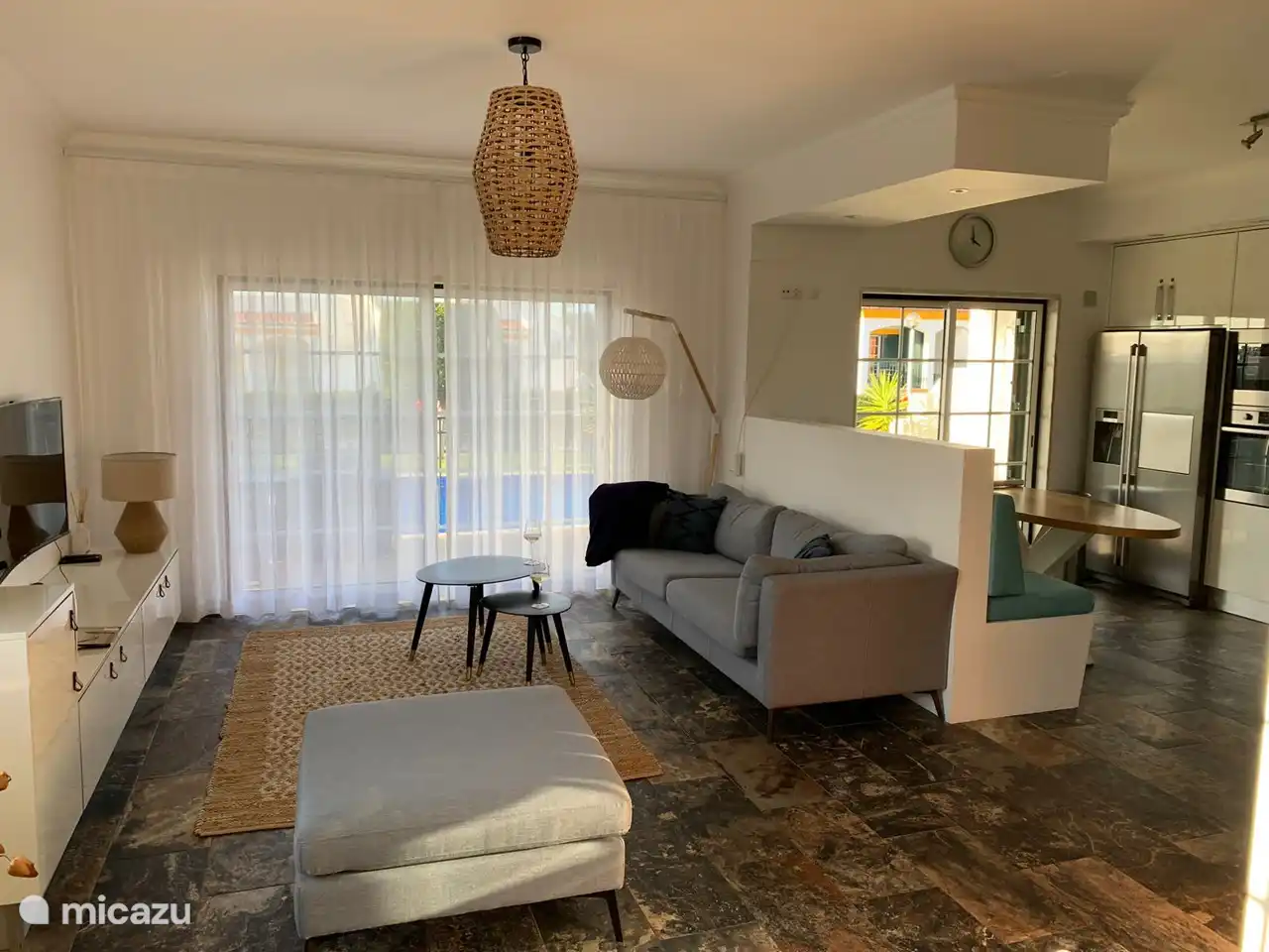 super lichte woonkamer aangrenzend aan de keuken