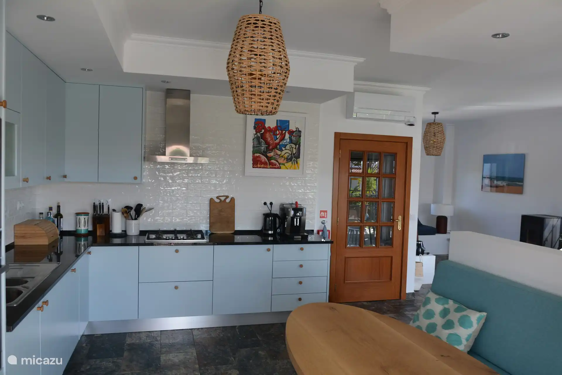 volledig uitgeruste keuken inclusief koelkast met ijswater en ijsblokjes 