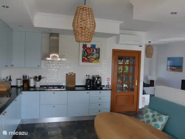 Casa Peixe Dourado en Portugal, Algarve, Carvoeiro - casa vacacional Cocina totalmente equipada que incluye refrigerador con agua helada y cubitos de hielo.
