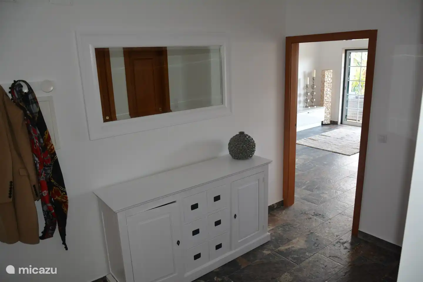 De vorstelijke entree geeft verbindt het benedenhuis met de slaapkamers en dakterras