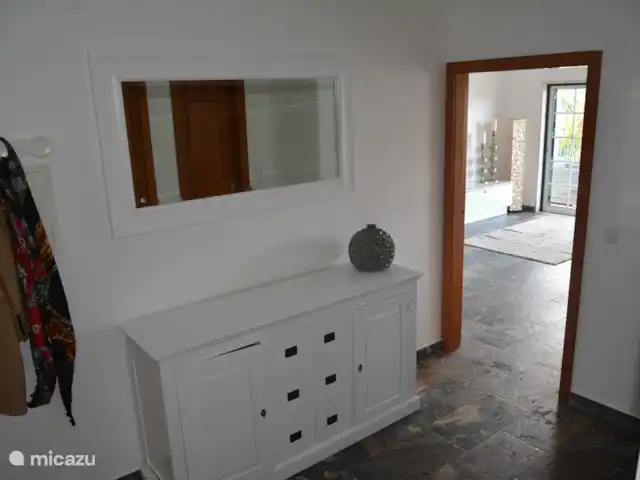 Casa Peixe Dourado en Portugal, Algarve, Carvoeiro - casa vacacional La entrada real conecta la casa baja con los dormitorios y la azotea.