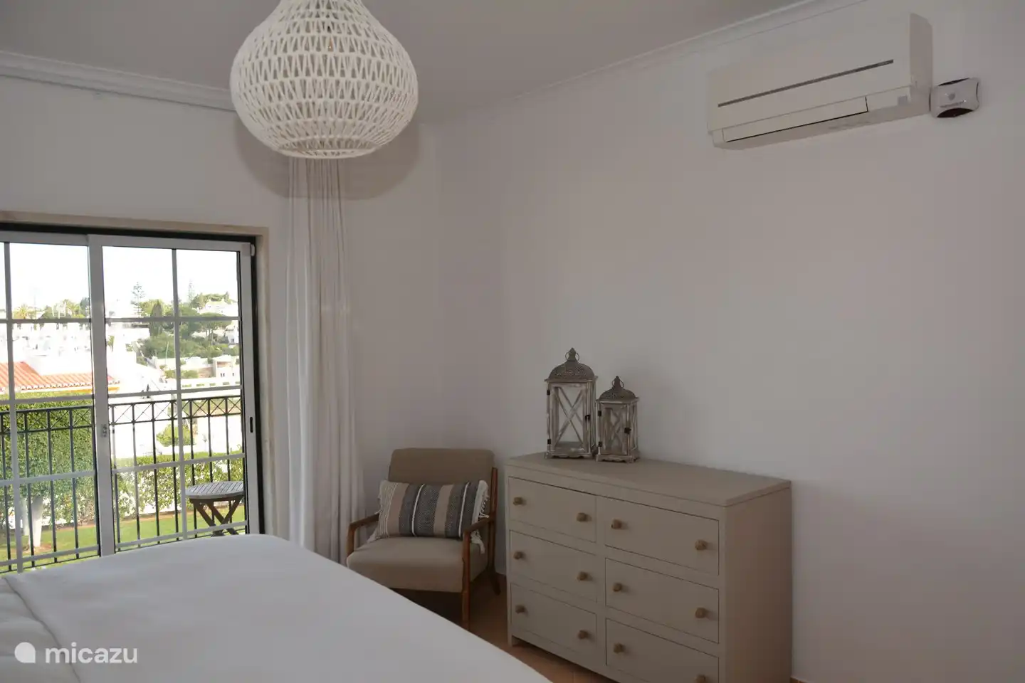 Met eigen airco is de grote slaapkamer een heerlijke plek voor de nacht.