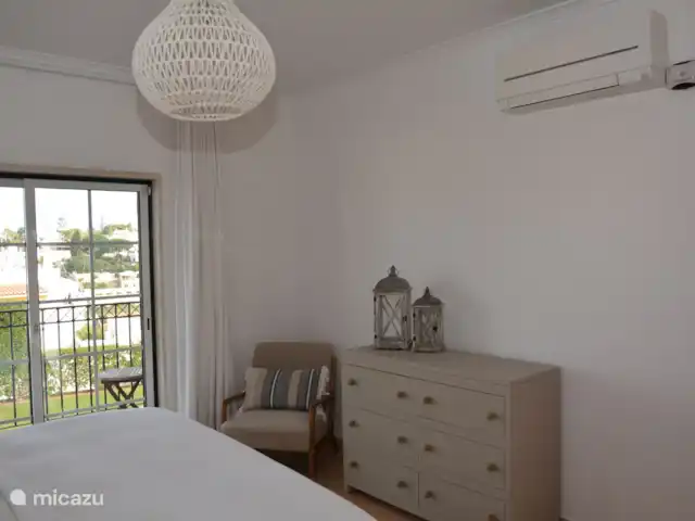 Casa Peixe Dourado en Portugal, Algarve, Carvoeiro - casa vacacional Con su propio aire acondicionado, el dormitorio principal es un lugar maravilloso para pasar la noche.