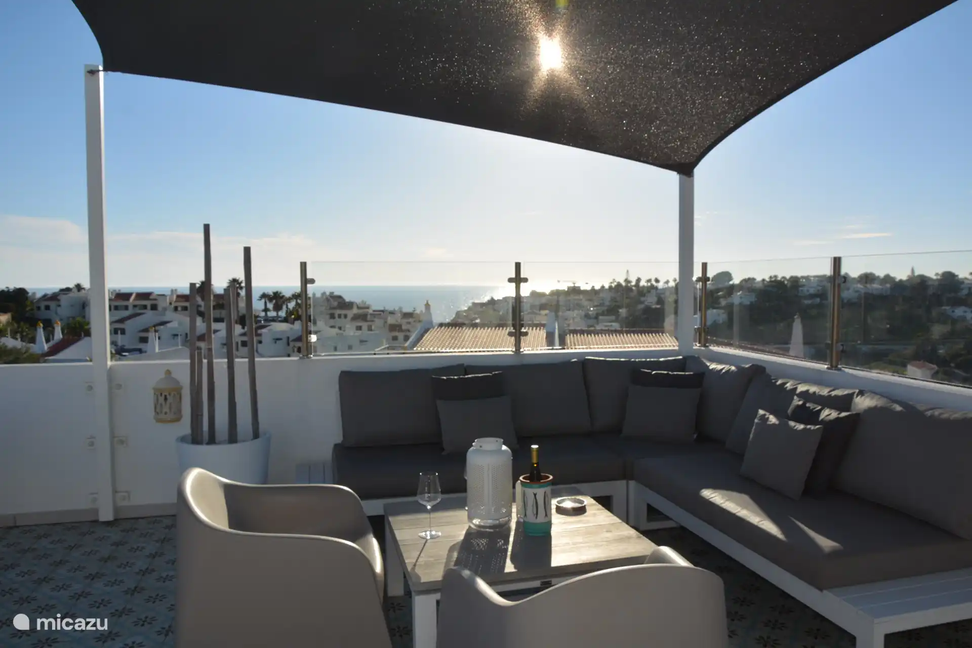 Riant dak terras met lounge set, zonnebedden en eettafel! DE bbq met zeezicht mag niet ontbreken