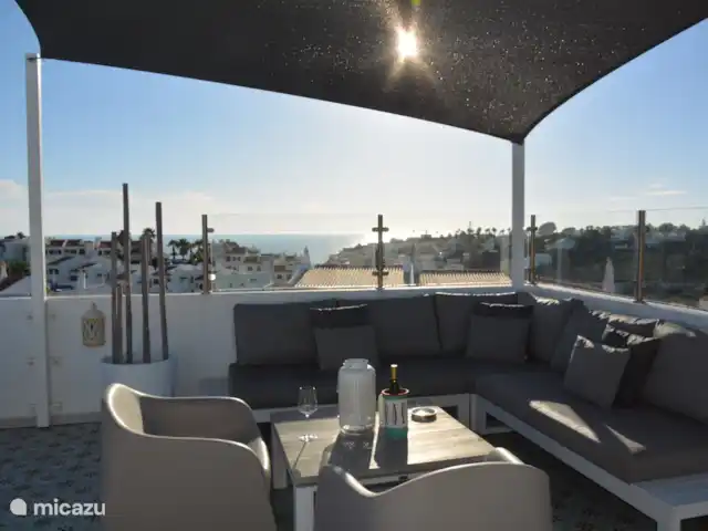 Casa Peixe Dourado en Portugal, Algarve, Carvoeiro - casa vacacional ¡Amplia terraza en la azotea con tumbonas, tumbonas y mesa de comedor! LA BBQ con vista al mar no debe perderse