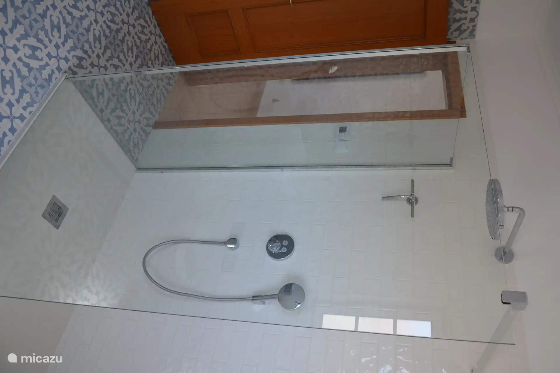 gerestylde masterbadkamer met heerlijke regendouche