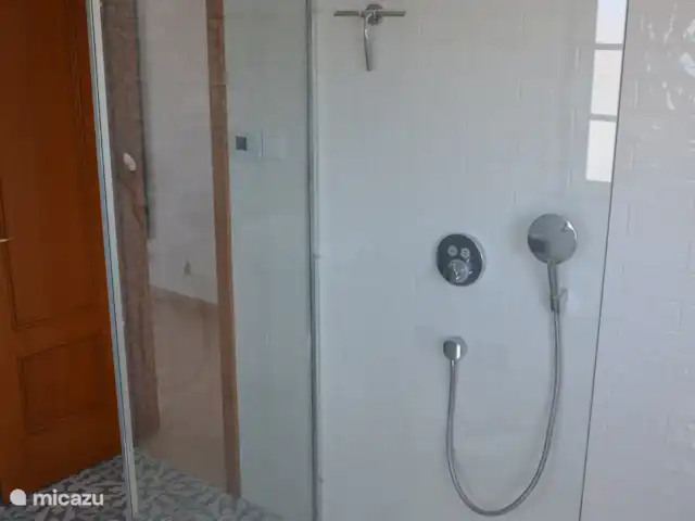 Casa Peixe Dourado en Portugal, Algarve, Carvoeiro - casa vacacional baño principal remodelado con hermosa ducha tipo lluvia