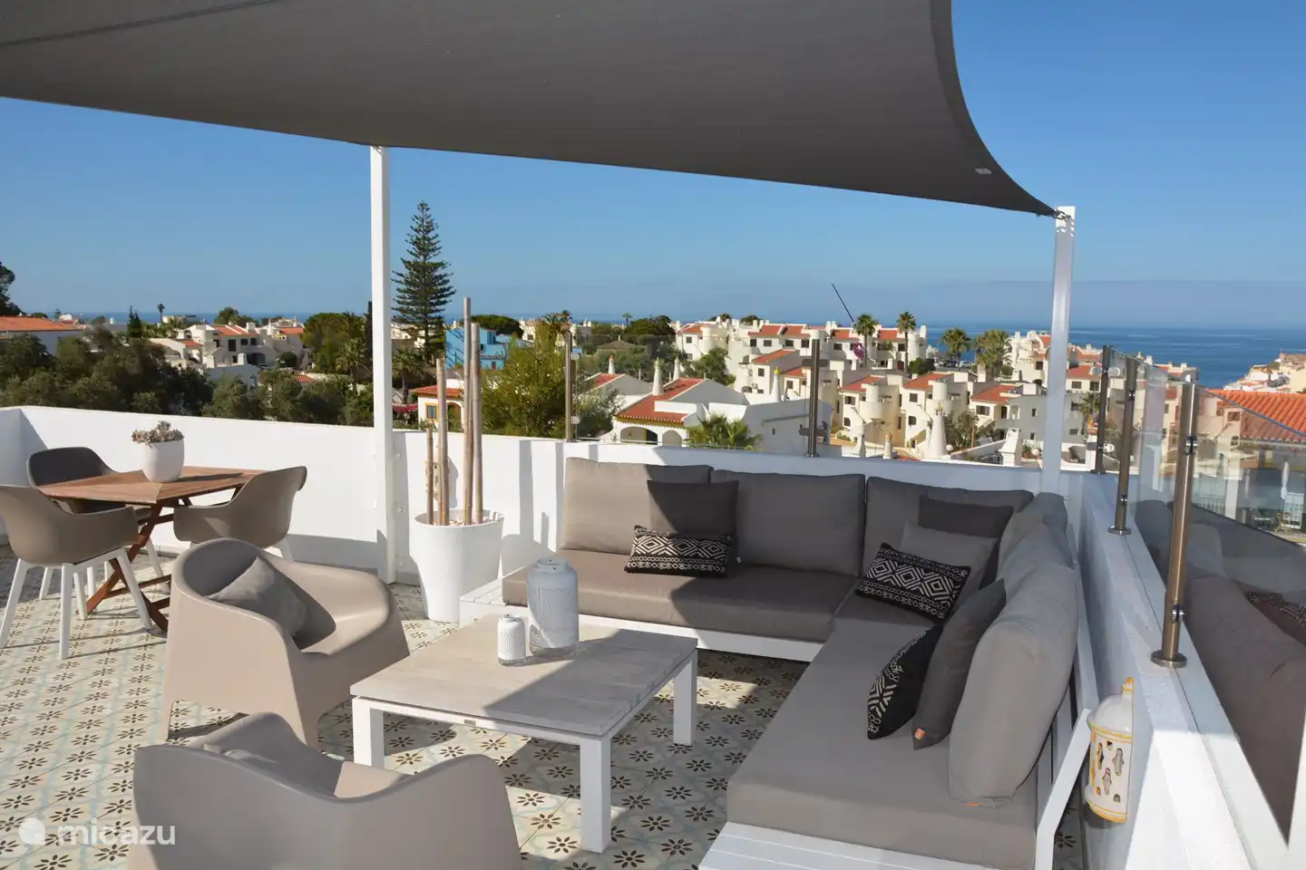 heerlijke lounge hoek voor een geweldige borrel na een prachtige dag op het strand