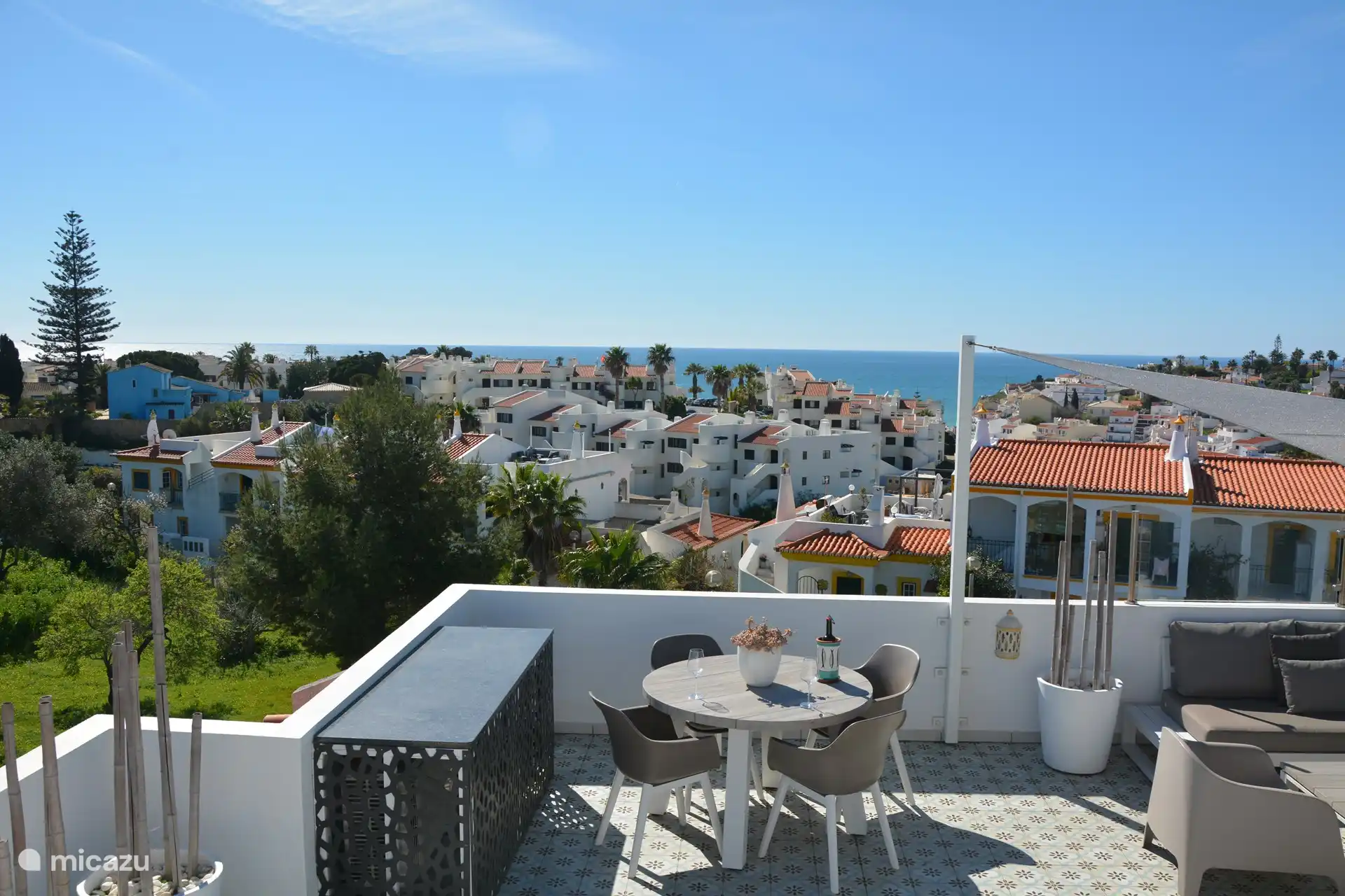 Diner tafel met uitzicht op de oceaan