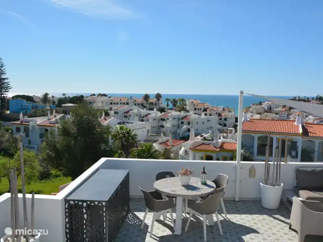 Casa Peixe Dourado en Portugal, Algarve, Carvoeiro - casa vacacional Mesa de comedor con vistas al océano.