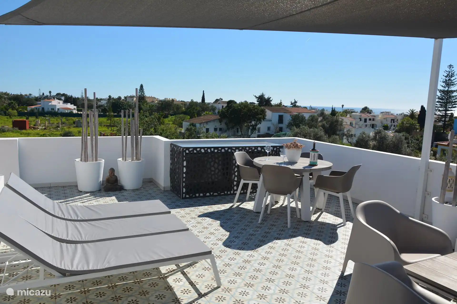 comfortabele ligbedden om heerlijk op het dak te bruinen!