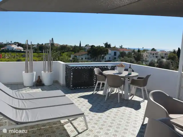 Casa Peixe Dourado en Portugal, Algarve, Carvoeiro - casa vacacional ¡Cómodas tumbonas para un bronceado maravilloso en el techo!