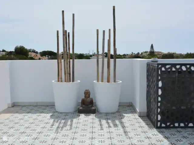 Casa Peixe Dourado en Portugal, Algarve, Carvoeiro - casa vacacional Este elegante rincón aporta equilibrio y tranquilidad a la espaciosa azotea