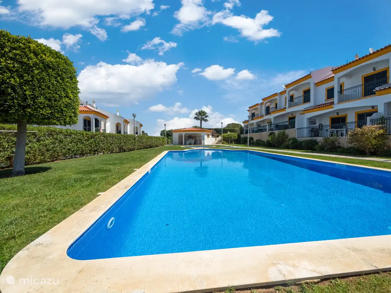 Op de naast het zwembad gelegen zonneweide kunt u heerlijk genieten van de zon terwijl de kinderen plezier maken in het zwembad