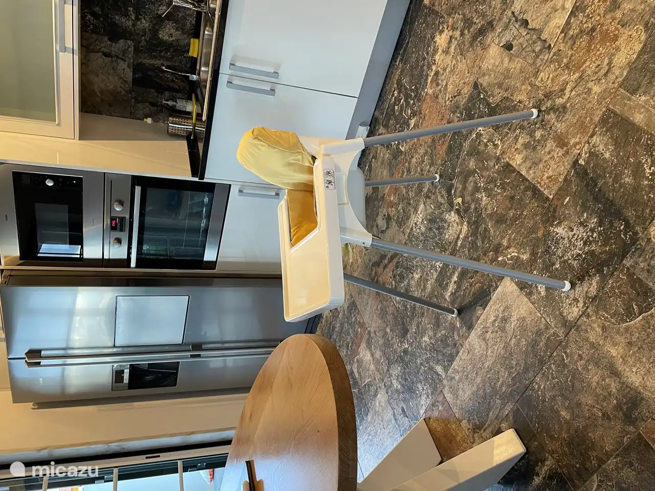 De kinderstoel in de keuken mag zeker niet ontbreken. 