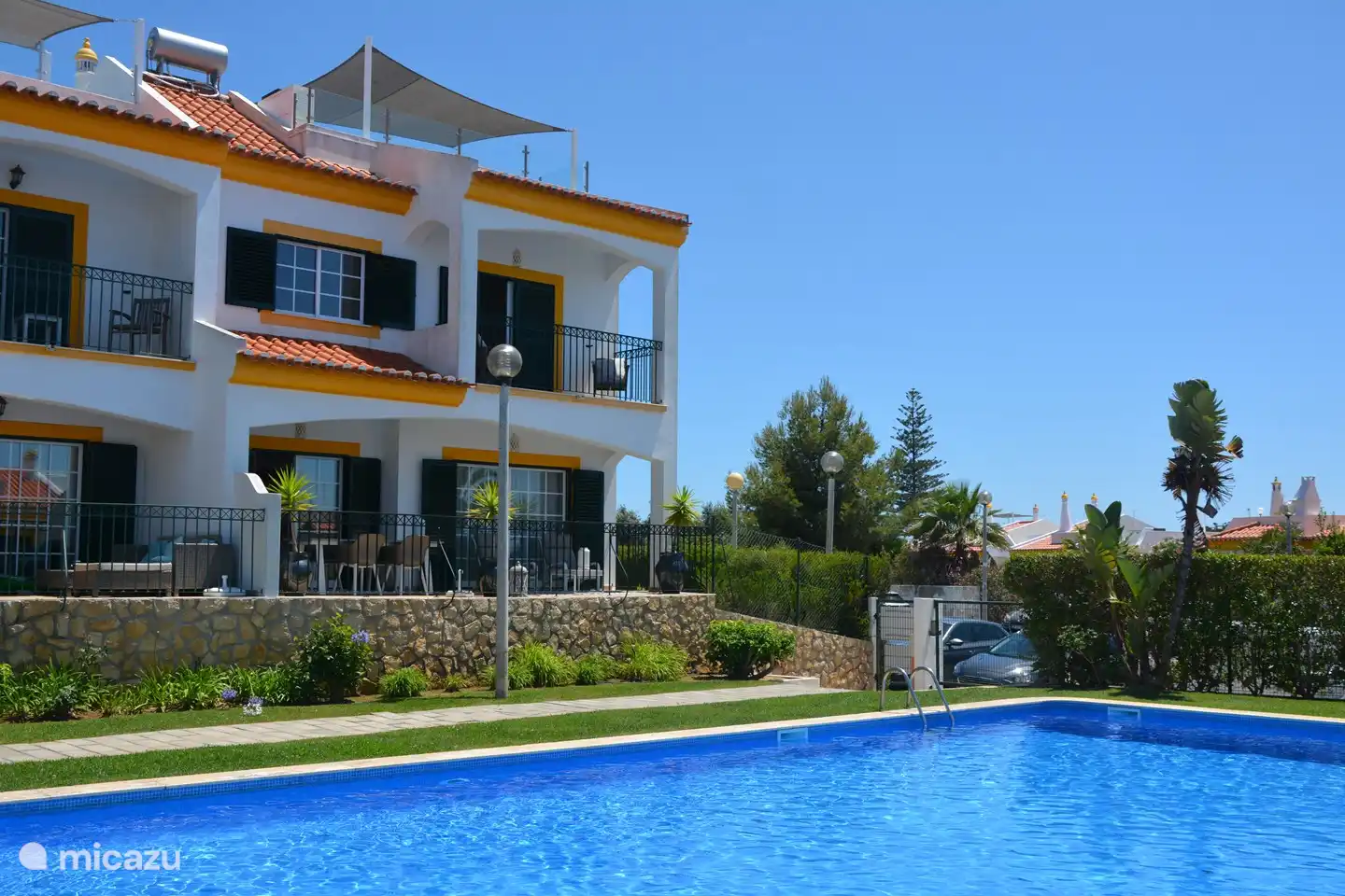 Groot kind vriendelijk terras met goede toegang tot gedeeld zwembad op afgesloten terrein