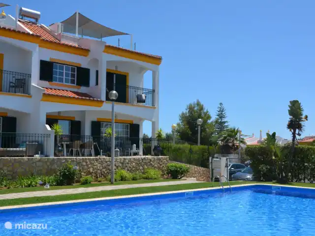 Casa Peixe Dourado en Portugal, Algarve, Carvoeiro - casa vacacional Gran terraza para niños con buen acceso a la piscina comunitaria en un terreno cerrado