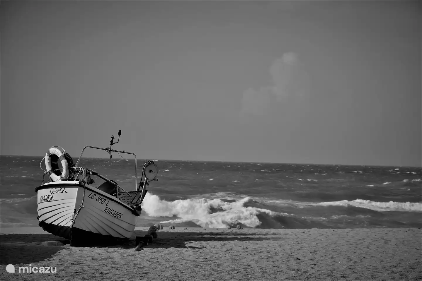Typisch Portugees visserschip op het strand