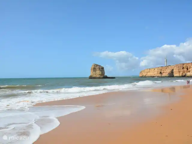 Casa Peixe Dourado en Portugal, Algarve, Carvoeiro - casa vacacional Hermosa vista de la playa de Caneiros