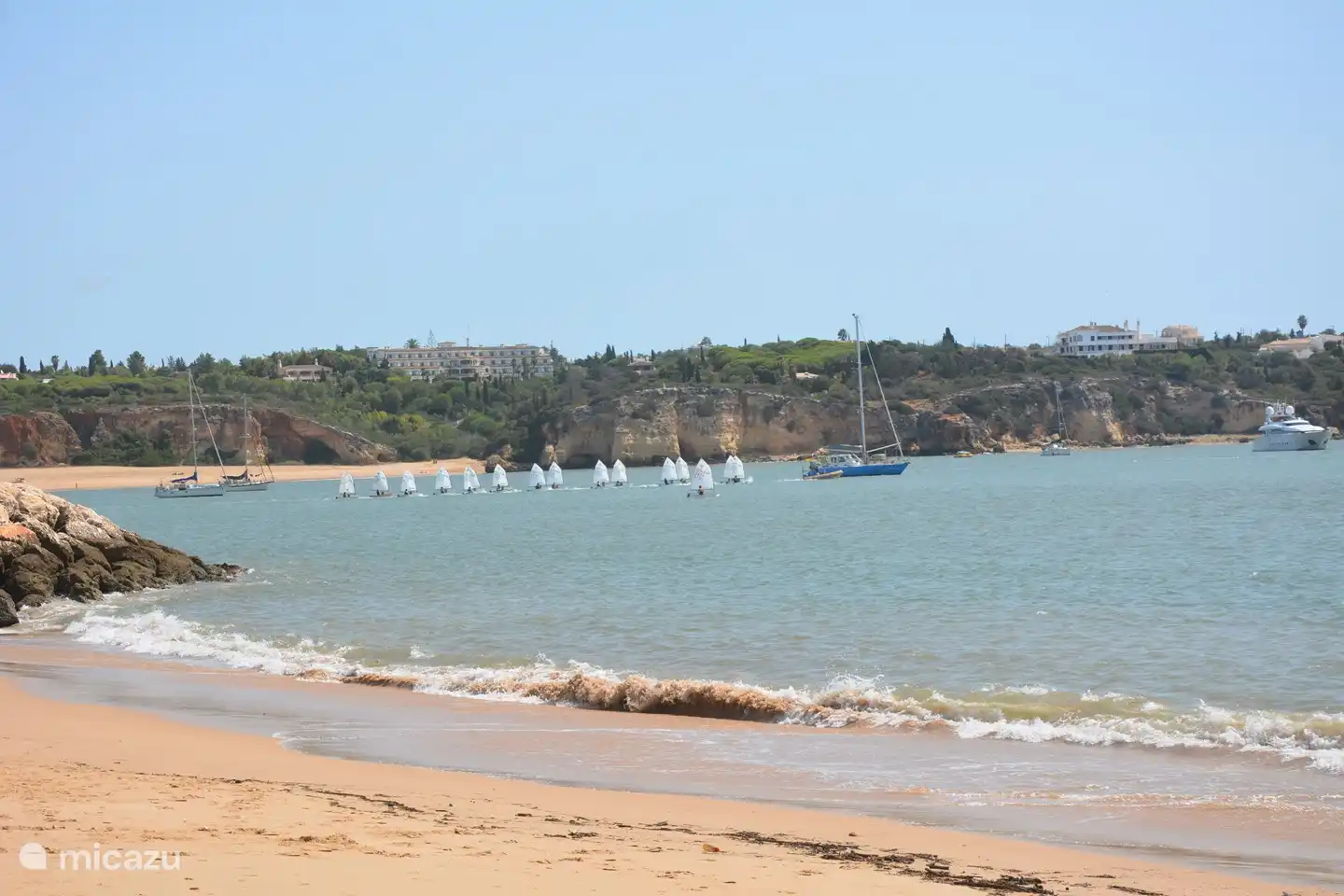 Sportief zeilen voor de kust van Ferragudo