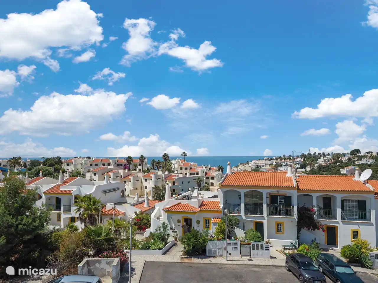 Vanaf het dakterras zie je niet alleen de oogverblindende oceaan maar ook de karakteristieke bouw van Carvoeiro