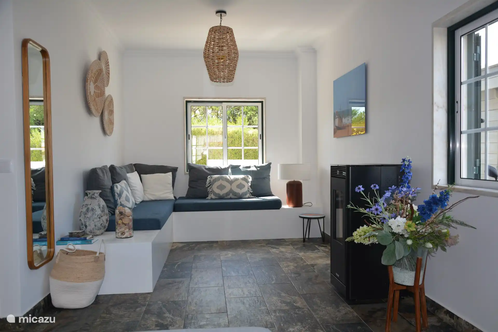 Moderne lounge area met pellet kachel voor een aangename sfeer en temperatuur buiten het seizoen