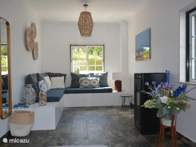 Casa Peixe Dourado en Portugal, Algarve, Carvoeiro - casa vacacional Sala de estar moderna con estufa de pellets para un ambiente agradable y temperatura fuera de temporada