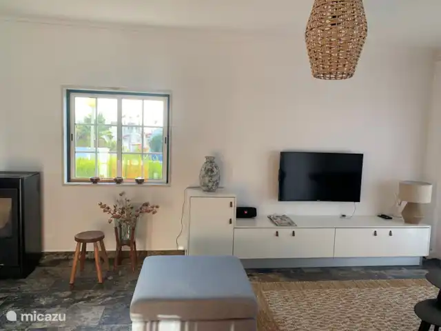 Casa Peixe Dourado en Portugal, Algarve, Carvoeiro - casa vacacional Amplia sala de televisión con más de 800 canales de televisión, incluido acceso a sus propias cuentas de Netflix y Viaplay