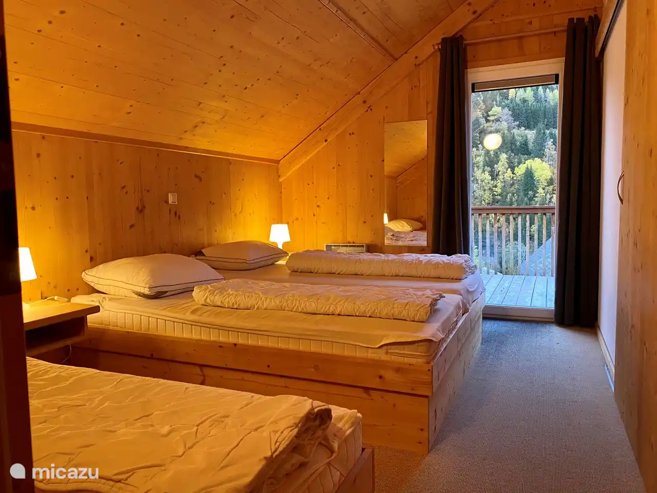 El dormitorio principal para 3 personas con balcón.