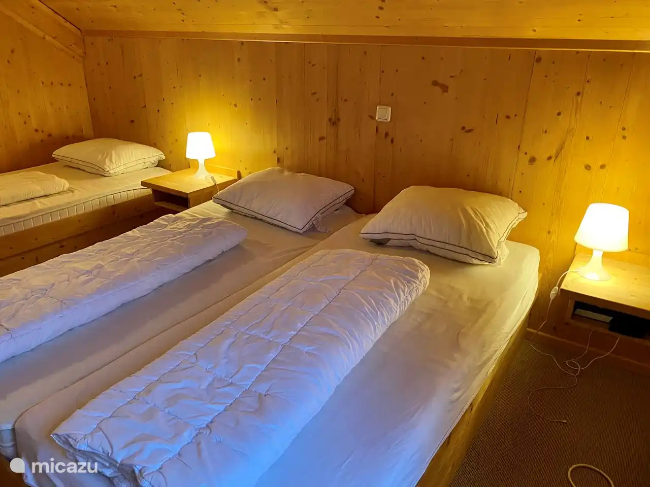 El dormitorio principal para 3 personas con balcón.