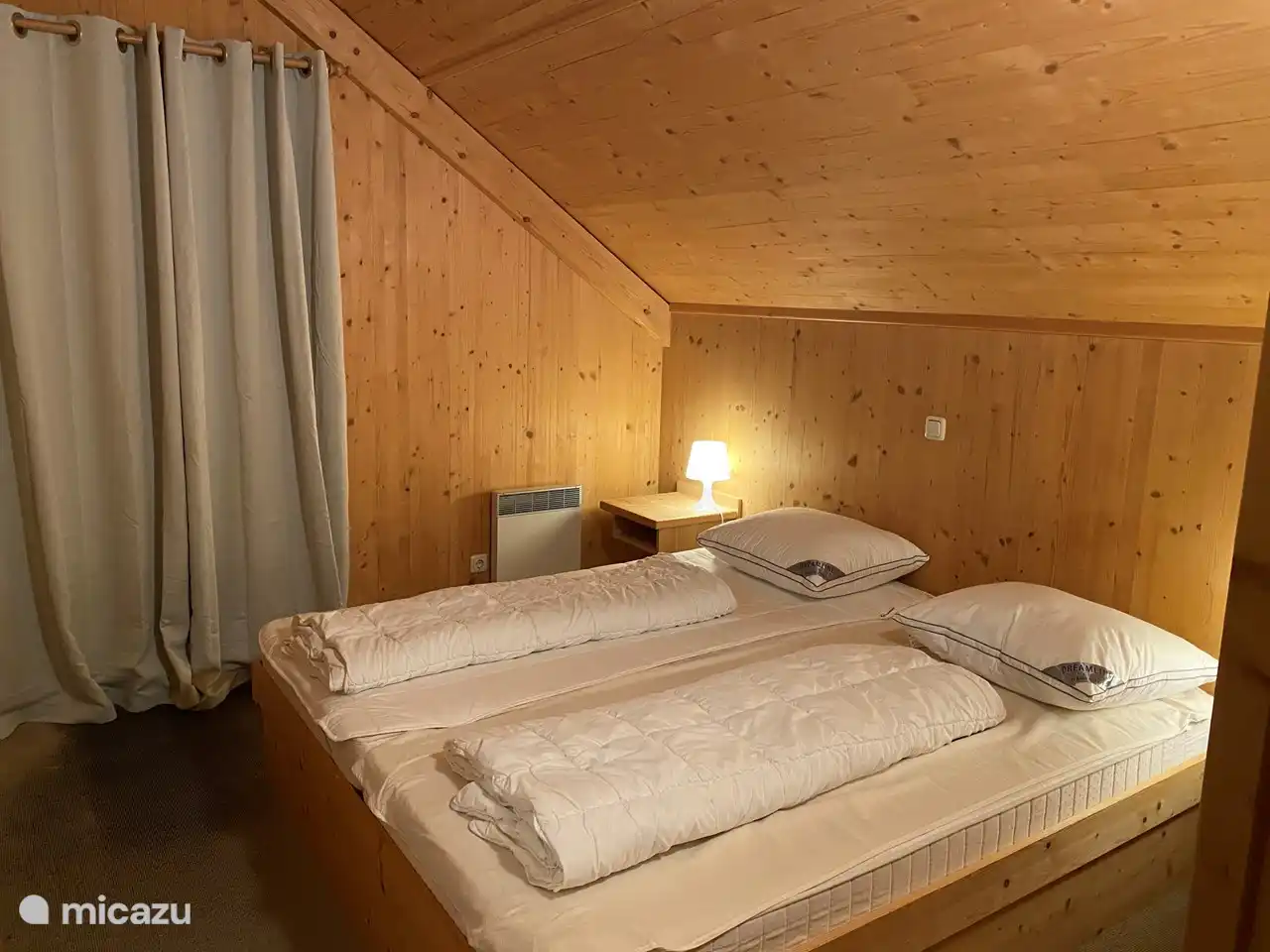 El dormitorio para 2 personas con balcón.