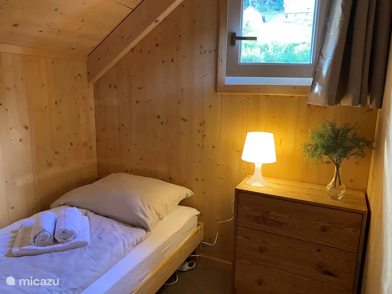 El dormitorio de 1 persona al lado del baño.