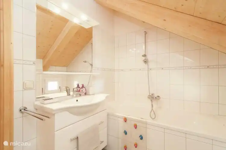 El cuarto de baño con bañera y WC arriba