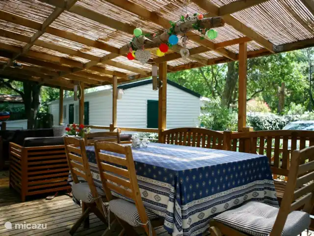 Ramatuelle Strandchalet aan zee huren in Frankrijk, Côte d´Azur, Ramatuelle - stacaravan ruime veranda, deels overdekt met loungeset, grote eettafel en ligbedden