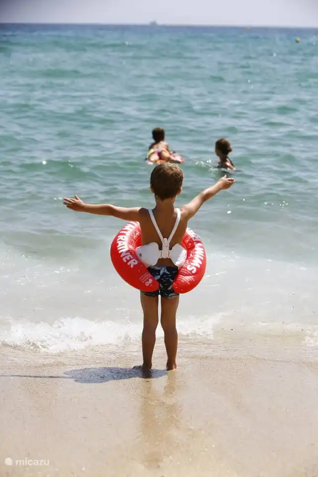 Directamente en la playa, por lo que es ideal con niños (pequeños)
