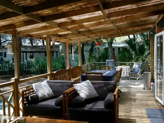 Ramatuelle Strandchalet aan zee huren in Frankrijk, Côte d´Azur, Ramatuelle - stacaravan Ruime veranda, deels overdekt met loungeset, grote eettafel en ligbedden (om de hoek)