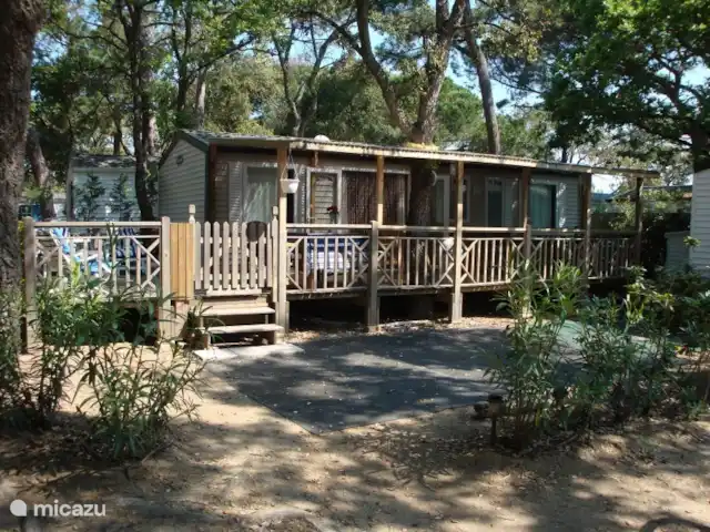 Ramatuelle Strandchalet aan zee huren in Frankrijk, Côte d´Azur, Ramatuelle - stacaravan De ruime veranda loopt aan 2 zijden en is geheel afsluitbaar.