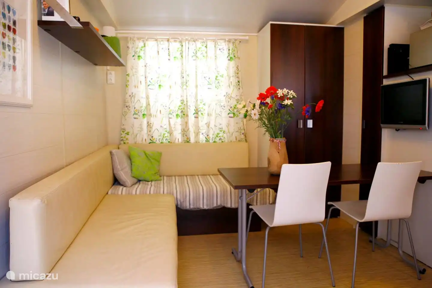 Zona de estar en la casa móvil. 