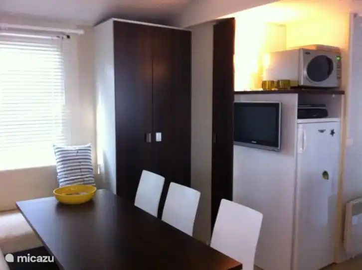 Comedor/sala de estar en la casa móvil
